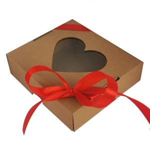 PUDEŁKO PREZENTOWE z okienkiem SERDUSZKO i wstążką 10x10x3 cm