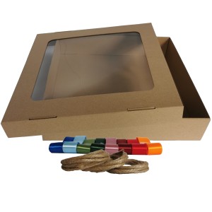 PUDEŁKO PREZENTOWE z okienkiem i wstążką (sushi box) 32x32x6,5 cm